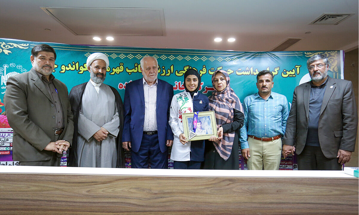 هدیه ای برای دایی شهید | مهلا مومن زاده مدال خود را به موزه آستان قدس رضوی تقدیم کرد