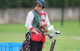 دختر تیرانداز اهداف پروازی در رده دوازدهم