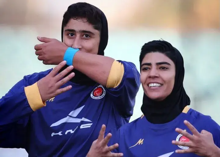 ویدئو | فاطمه گرایلی و پیروزی خواندن پرسپولیس