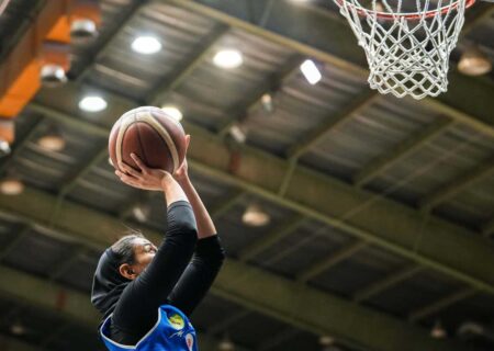 استقلال باخت، پالایش نفت صدرنشین ماند